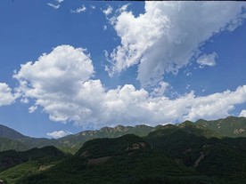躺在山上的云