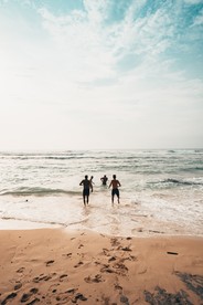 海滨游玩的人群