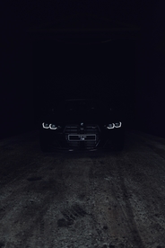 豪车前脸黑夜特写背景素材