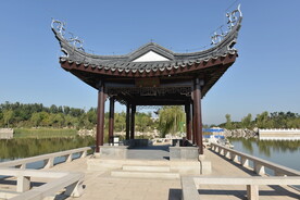 某公园长堤上的凉亭