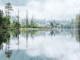 静谧的山谷湖泊