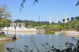 北京某公园人工湖景观