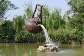 北京某度假村内悬空天壶雕塑
