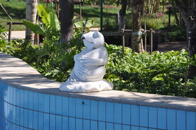 某室外游泳池喷水雕塑