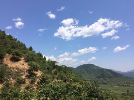 蓝天白云青山图