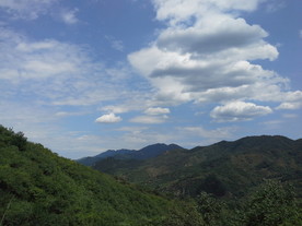蓝天白云青山图