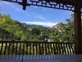 蓝天白云青山图
