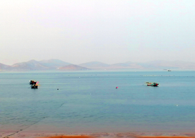 海里远处的渔船