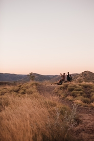 山顶看风景的人群