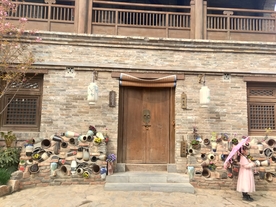 复古建筑瓦罐造景和粉色汉服女孩