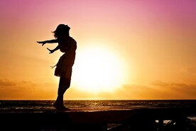 夕阳晚霞与人物剪影