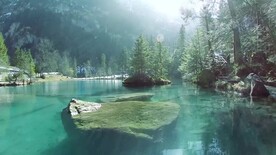 短视频素材阳光照耀森林湖水远山