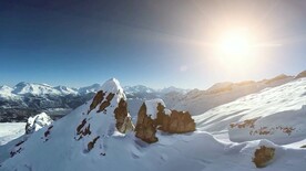 日光照耀雪山山顶