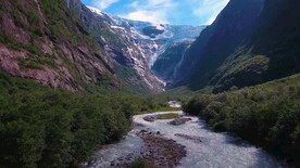 短视频素材山谷间的溪流