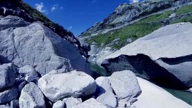 短视频素材近距离航拍山边岩石