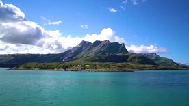 短视频素材游艇上拍摄海岛远山