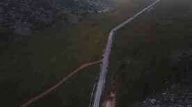 航拍山谷中的高速公路