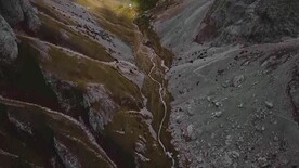 航拍高山峡谷溪流