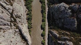 航拍河道两边景色