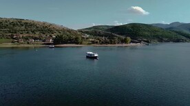 航拍远山湖水帆船