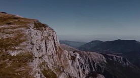 航拍高清视频山顶俯瞰山下风景