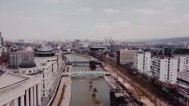 航拍高清视频河流两侧的建筑物