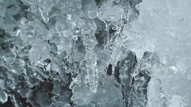 4K微焦距冰川融化成水视频