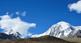 蓝天白云雪山