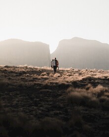 山顶看风景游客