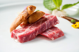 雪花牛肉鲜松茸