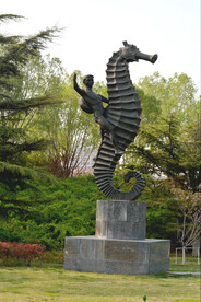 海马和男孩雕塑