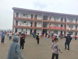 跳绳的小学生们课间活动校园生活