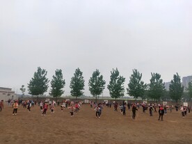 土地上跳绳的小学生们校园生活