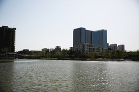 城市湖面