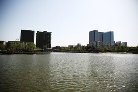 城市湖面