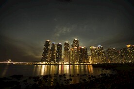 灯火通明高楼大厦