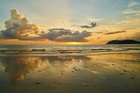 海边的夕阳唯美天空白云