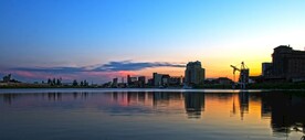 唯美风景晨光下湖边的建筑工地