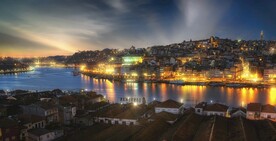 海边灯火通明的城市夜景摄影