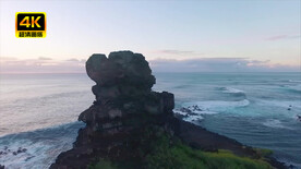 远山下波浪翻滚的海滩