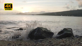 海浪拍打在沙滩岩石上特写