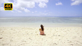 沙滩上静坐的美女