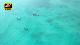 碧蓝海面上钓鱼的帆船