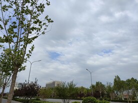 灰白色云彩和公路道路