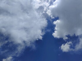 夏日深邃蓝天白云