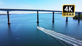 航拍游艇穿过大桥下