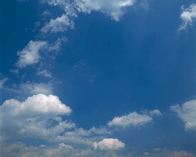 高空微云微蓝晴空