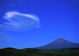 深蓝大山远景带云
