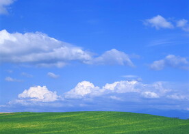 少云晴朗田野天空