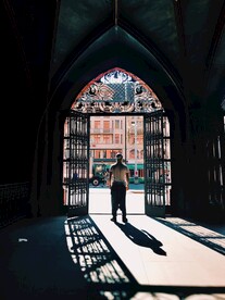 教会门口的男性